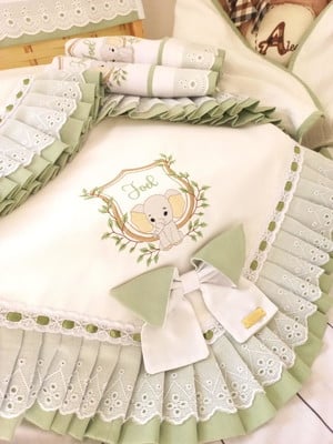 Manta de bebê personalizada com babado safari.