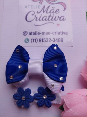 ?? laço azul royal com strass e florzinhas