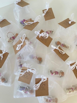 150 lembrancinhas com chaveiros em flores secas