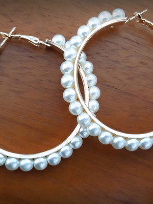 Brinco argola dourada com pérolas