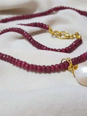 Colar com jade rubi natural e pingente de pérola barroca