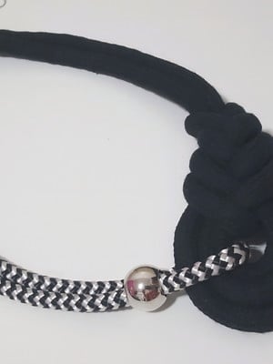 Colar de corda náutica listrada e cordão preto