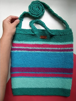Bolsa aya | grande com alças em crochê e botões de madeira