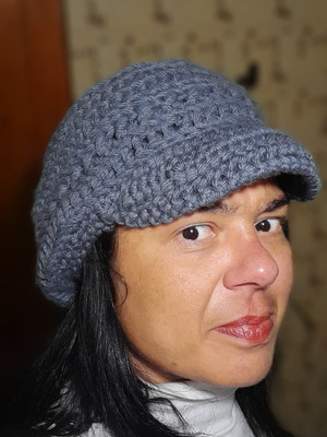 Boina de crochê com aba cinza