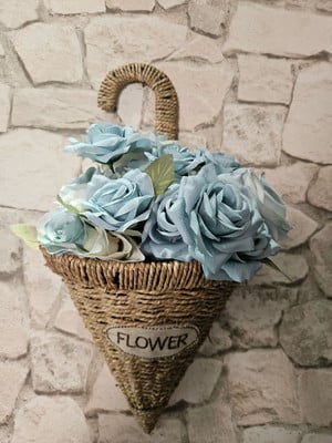 Cesto de palha com rosas azuis