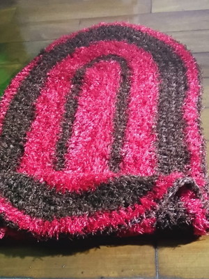 Tapete com fios de barbante felpudo vermelho
