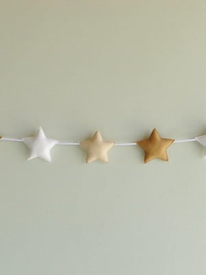 Varal cordão mini estrela star tons de bege e branco feltro