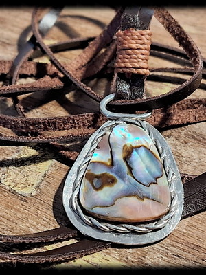 Cordão couro ecológico com abalone