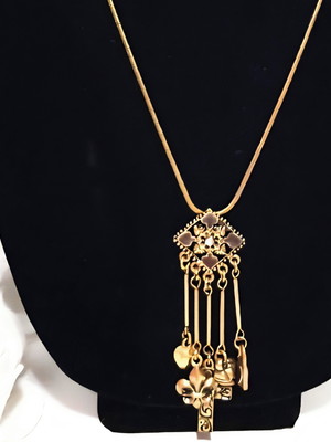 Colar dourado com pingente de penduricalhos
