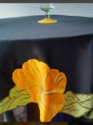 Toalha de mesa cor preta bordada