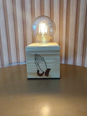 Luminária com lâmpada de madeira - personalizada religiosa
