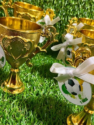 Troféu dourado com tag personalizada