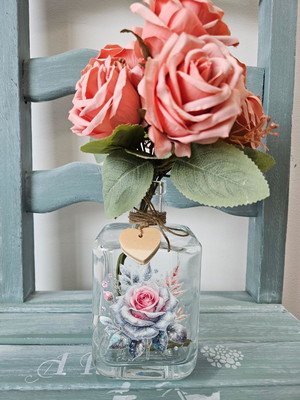 Vaso de vidro com rosas