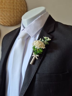 Flor de lapela off-white para casamento e eventos