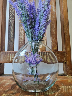 Vaso de vidro com lavandas