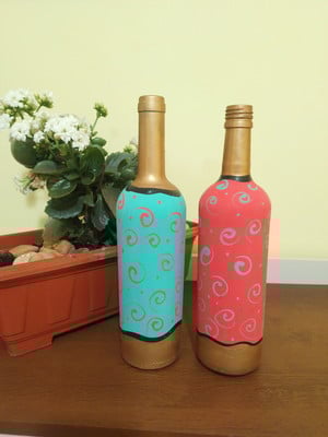Conjunto de 2 garrafas decorativas- arabescos e dourado.