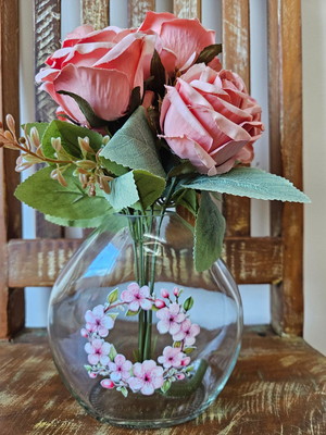 Vaso de vidro com rosas