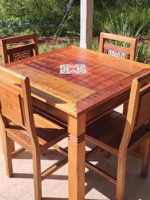 Mesa quadrada com 4 cadeiras com ladrilho