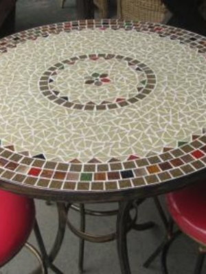 Mesa em ferro e mosaico com 02 cadeiras