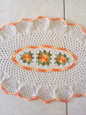 Tapete oval com flores