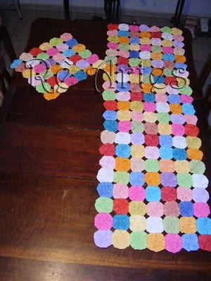 Caminho de mesa com bandeja em fuxicos coloridos