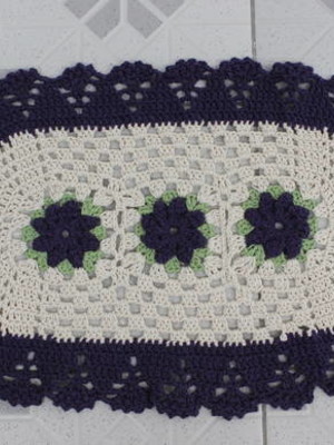 Tapete oval feito em crochê - flores