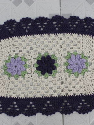 Tapete oval feito em crochê - flores