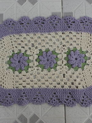 Tapete oval feito em crochê - flores