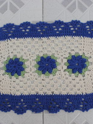 Tapete oval feito em crochê - flores