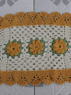 Tapete oval feito em crochê - flores