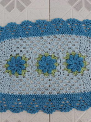 Tapete oval feito em crochê - flores
