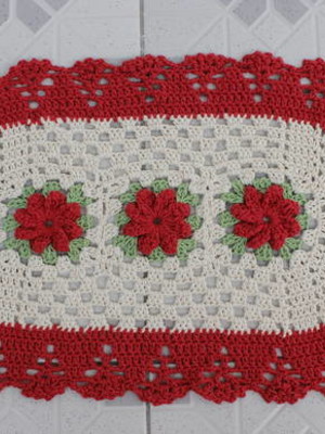 Tapete oval feito em crochê - flores