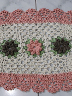 Tapete oval feito em crochê - flores