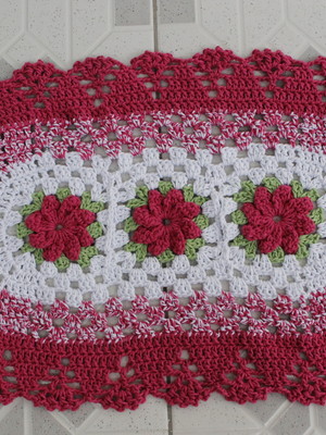 Tapete oval feito em crochê - flores