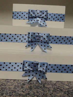 Trio bandejas c/ fita azul e poá preto