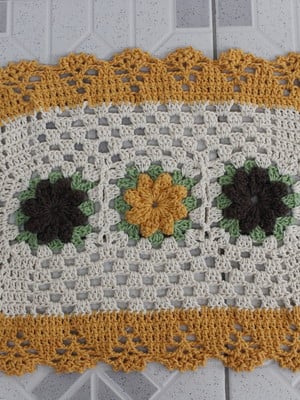 Tapete oval feito em crochê - flores