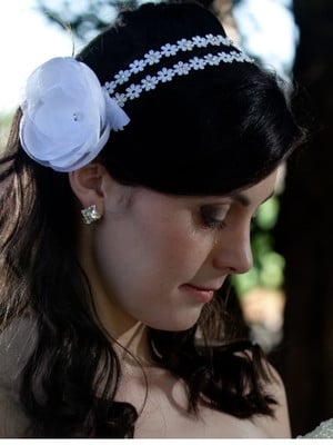 Grinalda tiara mini flores e flor cetim