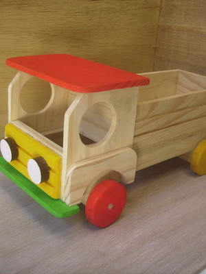 Caminhão com caçamba multicolorido