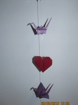 Móbile origami com tsurus e coração