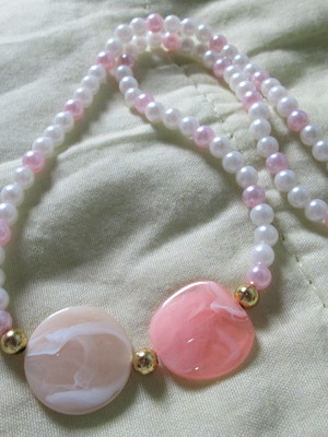 Colar branco e rosa