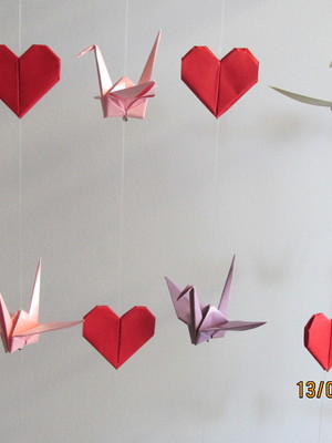 Móbile origami com tsurus e corações