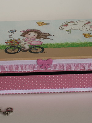 Caixa em mdf menina pedalando