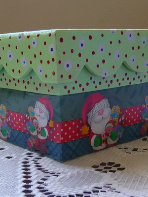 Caixa de natal com tampa de babado