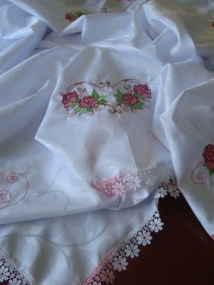 Toalha de  mesa bordada