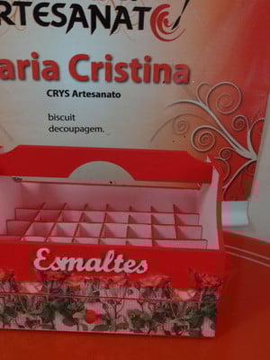 Porta esmaltes com 18 divisórias mais gavetas