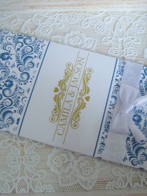 Convite floral dourado com azul