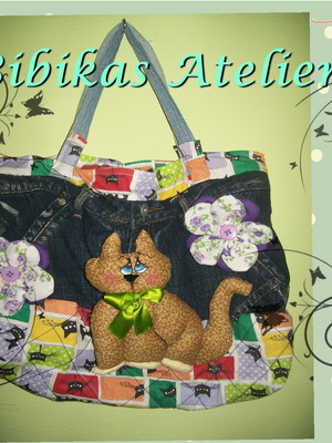 Bolsa de gato em calça jeans