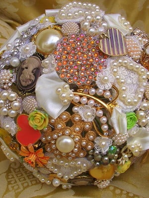 Buquê de broches vintage para noivas.