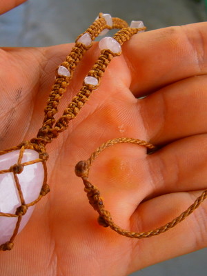 Colar com quartzo rosa e macrame extra