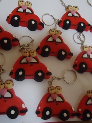 Casal carros de chaveiro